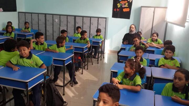 شاهد بالصور الأنبا روفائيل يبارك المدرسه و الطلاب في بداية العام الدراسي