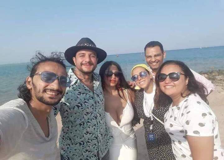 بالصور زوجة أحمد الفيشاوي تشعل الانترنت من جديد بملابس مثيره علي شاطئ الجونه