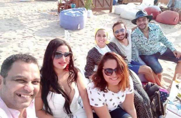 بالصور زوجة أحمد الفيشاوي تشعل الانترنت من جديد بملابس مثيره علي شاطئ الجونه