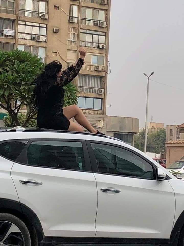بالصور فتاه عاريه في شارع صلاح سالم تثير جدل علي الإنترنت