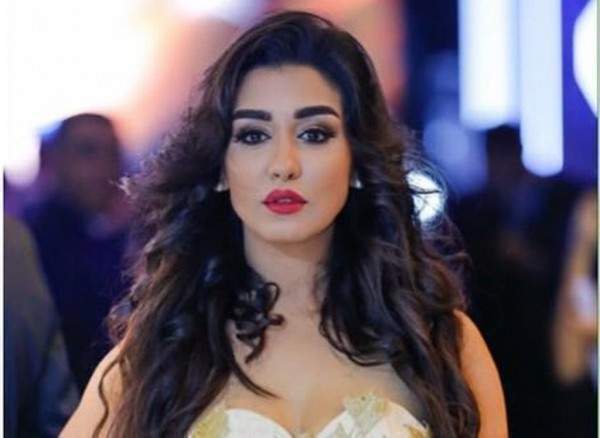 بالصور جيهان خليل تشعل الانترنت بإطلالة انثويه رائعه
