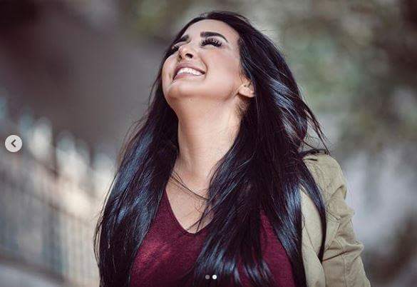 بالصور جيهان خليل تشعل الانترنت بإطلالة انثويه رائعه