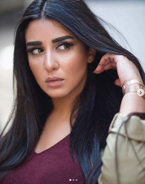 بالصور جيهان خليل تشعل الانترنت بإطلالة انثويه رائعه