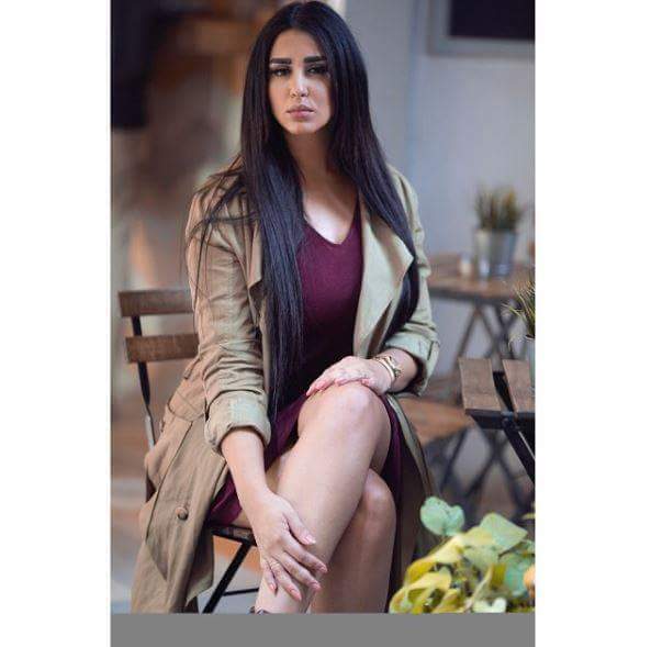 بالصور جيهان خليل تشعل الانترنت بإطلالة انثويه رائعه
