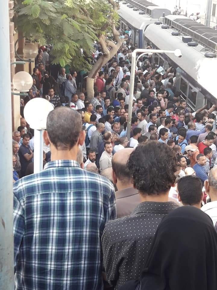 بالصور مشهد مخيف لتكدس الركاب في محطة عزبة النخل