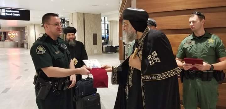 في مشهد رهيب شاهد ماذا فعلت الشرطه الامريكيه مع قداسة البابا ورد فعل قداسته
