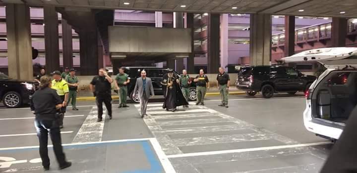 في مشهد رهيب شاهد ماذا فعلت الشرطه الامريكيه مع قداسة البابا ورد فعل قداسته