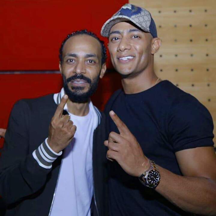 شاهد لأول مره صورة محمد رمضان مع أخيه والشبه الكبير الذي يجمعهم