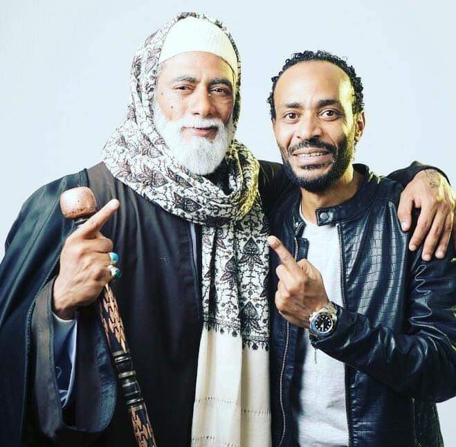 شاهد لأول مره صورة محمد رمضان مع أخيه والشبه الكبير الذي يجمعهم