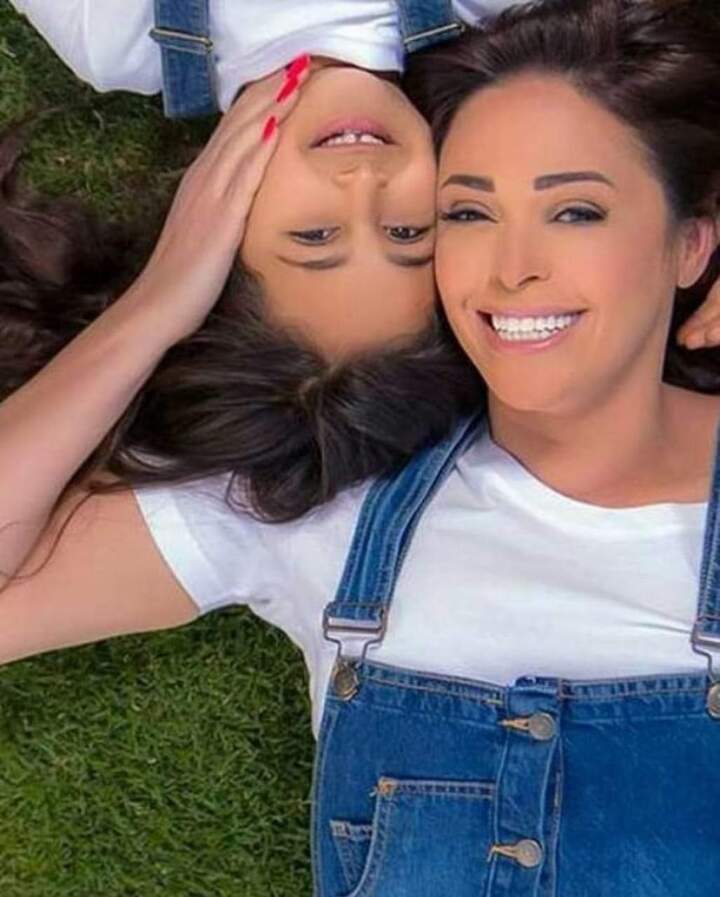 داليا البحيري تخطف الانظار بجلسة تصوير مع ابنتها