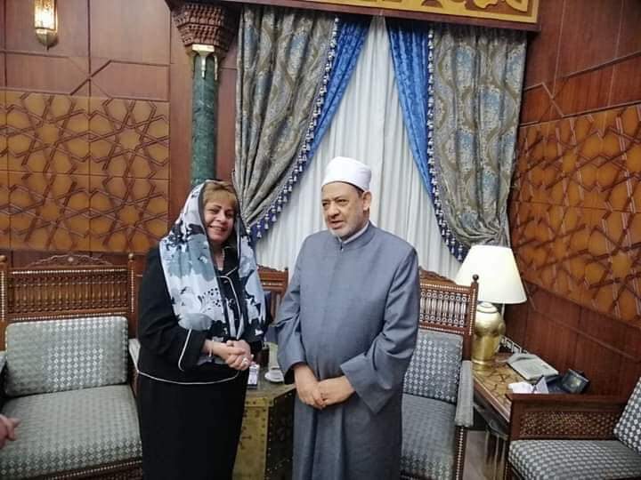 بالصور غضب قبطي كبير من نائبه قبطيه بسبب مقارنة ما فعلته مع البابا تواضروس ومقارنة هذا بما فعلته مع شيخ الأزهر