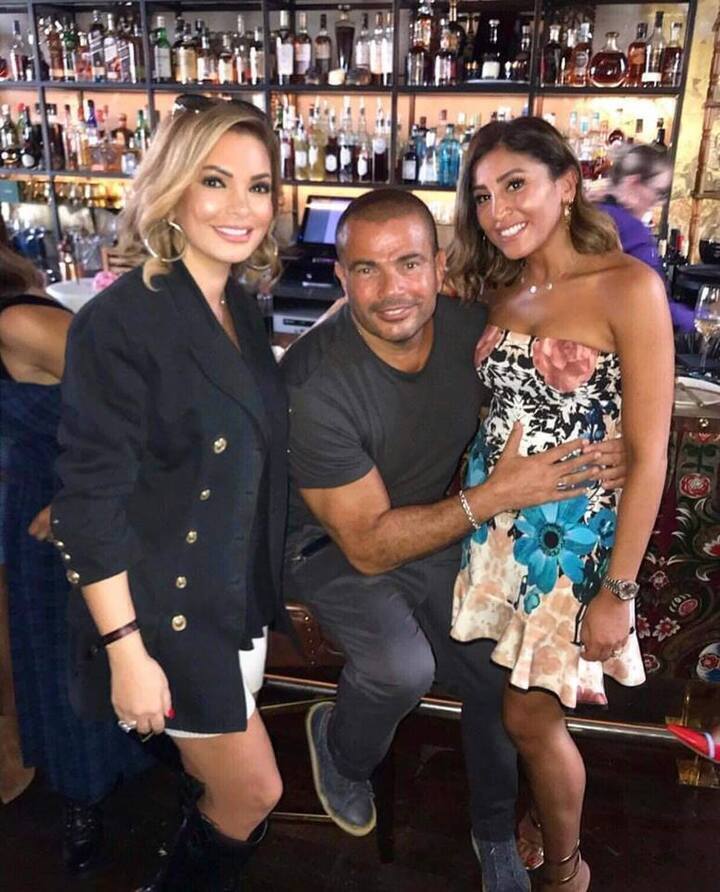عمرو دياب يشعل الفيسبوك بصوره حميميه مع زوجته دينا الشربيني و الجمهور هي حامل