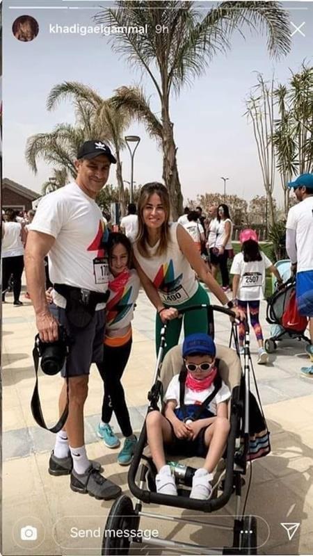 بالصور   نعرض لكم أول ظهور لحفيد  حسني مبارك  على  السوشيال ميديا  برفقة والدة ووالدتة