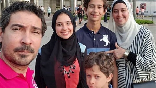 حقا انها عائلة جميلة شاهد أحدث ظهور لـ محمد بركات مع زوجته وأولاده