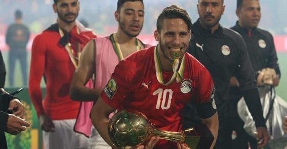 لحظة رفع رمضان صبحي كأس الأمم الإفريقية تحت 23 عاما