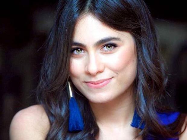 اسود شفاف الفنانة هاجر احمد تظهر على جمهورها بهذه الاطلالة