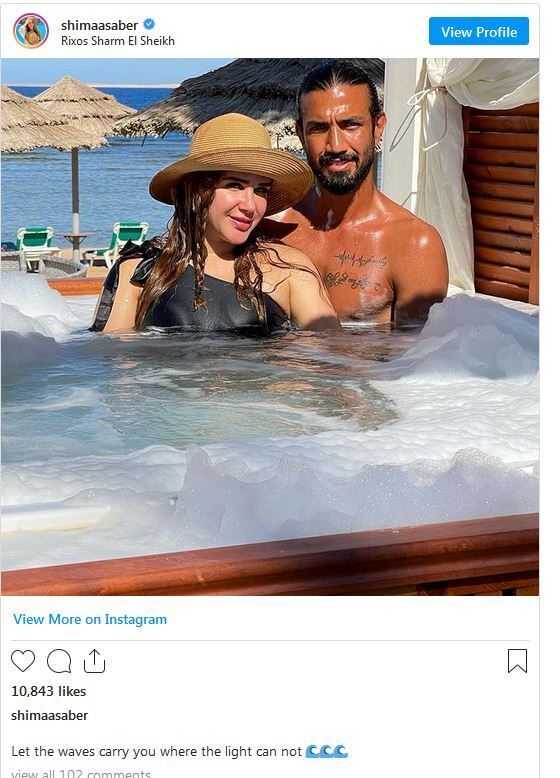 داخل حمام السباحة الاعلامية شيما صابر تنشر صورة جريئة لها بصحبة زوجها