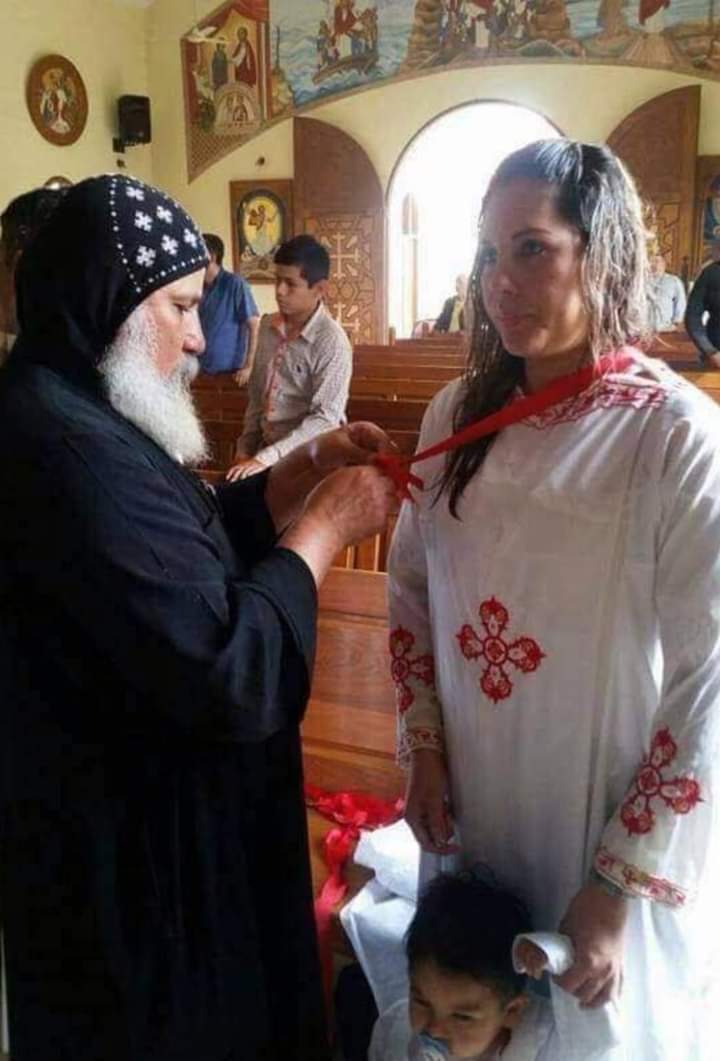 تعميد سيده وابنتها علي يد الأنبا يوسف اسقف بوليفيا بامريكا الجنوبية