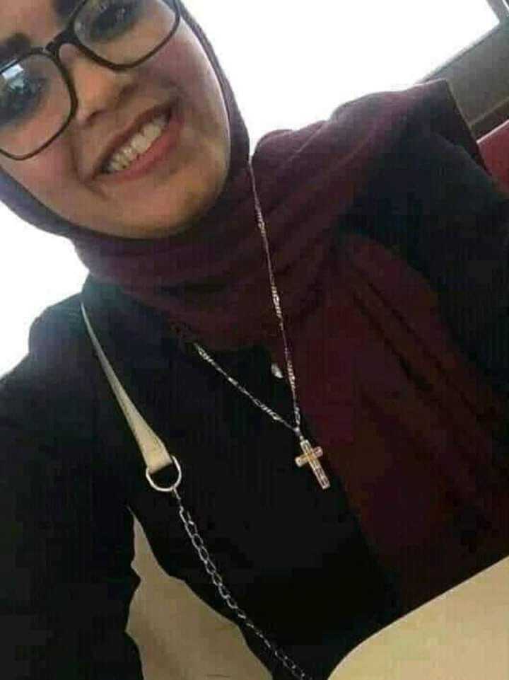 بالصور خناقه علي الفيسبوك بين المسلمين والاقباط والسبب صليب فتاة مسلمة