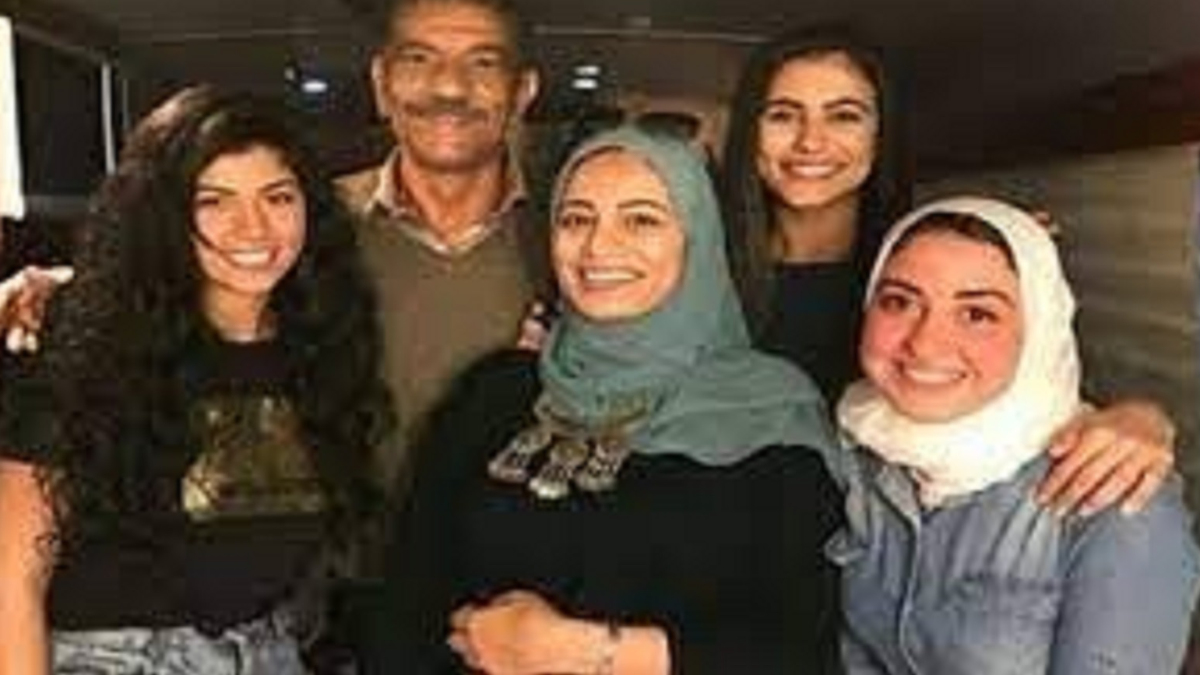 أبو العروسة زوجة سيد رجب تخطف الأنظار بجمالها اجنبية و محجبة هذه جنسيتها