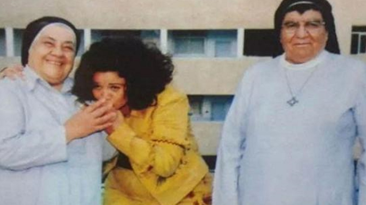 بالصور إلهام شاهين ت قبل يد الراهبة صوفي وتحكي قصتها معها