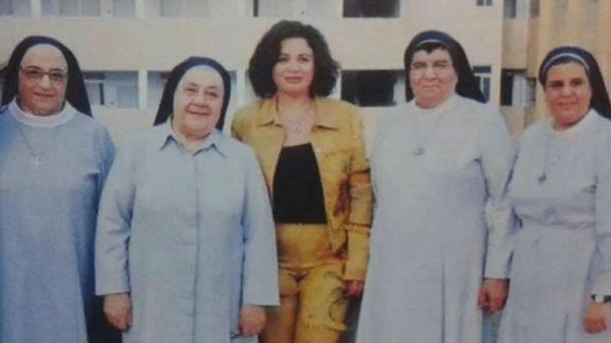 بالصور إلهام شاهين ت قبل يد الراهبة صوفي وتحكي قصتها معها