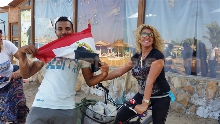 https://christian-dogma.com بالفيديو والصور سائحة دنماركية تطوف الغردقة بدراجتها حاملة علم مصر