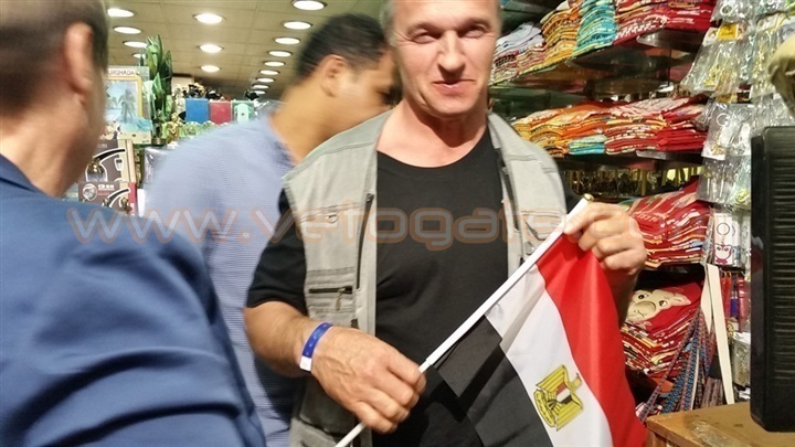 بالصور الروس يرفعون الأعلام المصرية بنحبك يا مصر بالغردقة