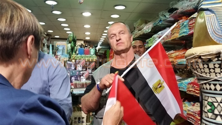 بالصور الروس يرفعون الأعلام المصرية بنحبك يا مصر بالغردقة