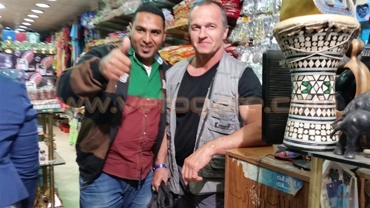 بالصور الروس يرفعون الأعلام المصرية بنحبك يا مصر بالغردقة