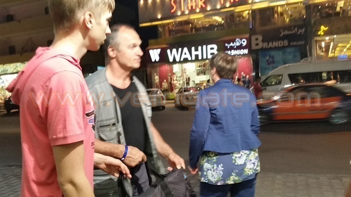 بالصور الروس يرفعون الأعلام المصرية بنحبك يا مصر بالغردقة