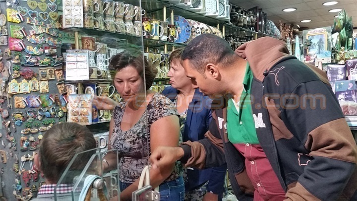 بالصور الروس يرفعون الأعلام المصرية بنحبك يا مصر بالغردقة