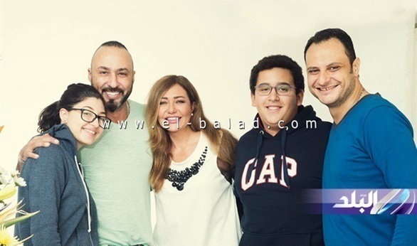 ليلى علوي ونجلها يحتفلان بعيد ميلاد  خالد فضة 