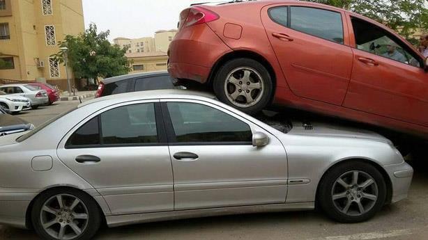 بالصور حادث لسيارة مرسيدس يثير دهشة سكان القاهرة الجديدة 943607