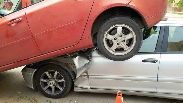 بالصور حادث لسيارة مرسيدس يثير دهشة سكان القاهرة الجديدة 943607