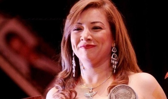 الفنانات المذيعات يبحثن عن الشهرة.